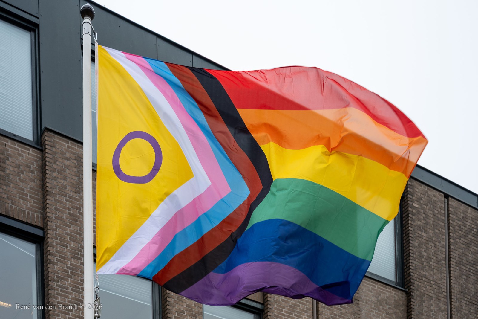 Progress Pride-vlag bij het gemeentehuis van Houten